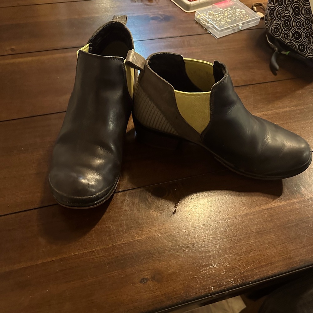 Keen 9.5 adorable rain Chelsea booties black grey sz 9.5